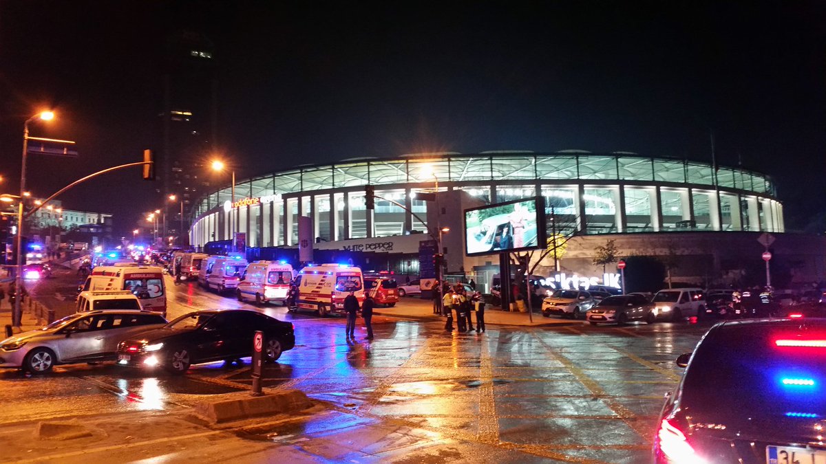 Около 20 полицейских получили ранения в результате взрыва возле стадиона «Бешикташа» Около 20 полицейских получили ранения в результате взрыва возле стадиона «Бешикташа»