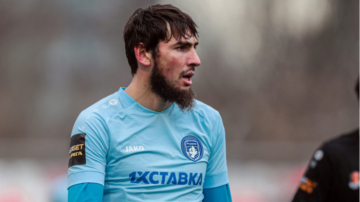 Нападающий хозяев Амур Калмыков
