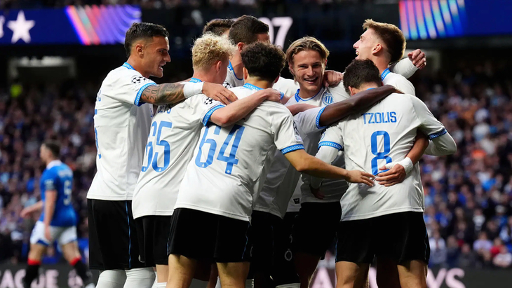 Игроки Брюгге празднуют гол Игроки Брюгге празднуют гол