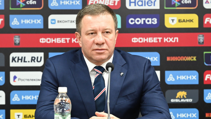 Олег Леонтьев — главный тренер «Нефтехимика» Олег Леонтьев — главный тренер «Нефтехимика»