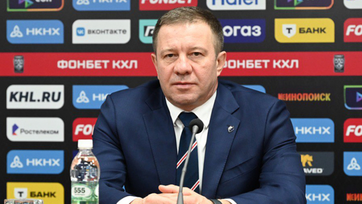 Олег Леонтьев — главный тренер «Нефтехимика» Олег Леонтьев — главный тренер «Нефтехимика»