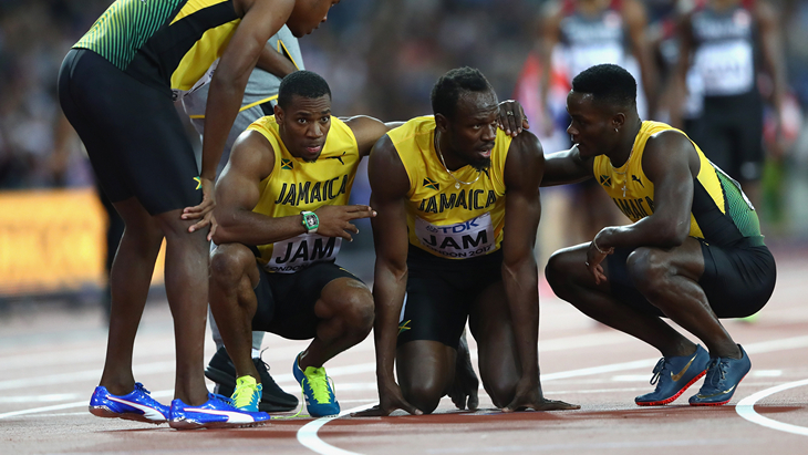 Усэйн Болт в окружении партнеров по команде Усэйн Болт в окружении партнеров по команде