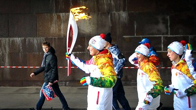 Стало известно еще о двух случаях затухания олимпийского огня в Москве Стало известно еще о двух случаях затухания олимпийского огня в Москве