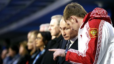 Александр Зубков беседует с президентом России Владимиром Путиным во время церемонии закрытия Олимпиады в Сочи Александр Зубков беседует с президентом России Владимиром Путиным во время церемонии закрытия Олимпиады в Сочи